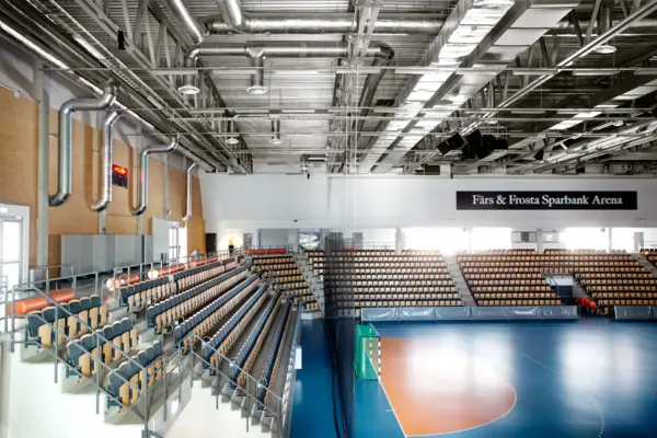 Spordihall, mille lae all on suurte õhuhulkade õhujagajad