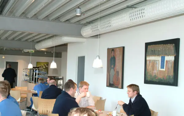 Kontoriruum, mille laes on KDY kanali õhujagajad